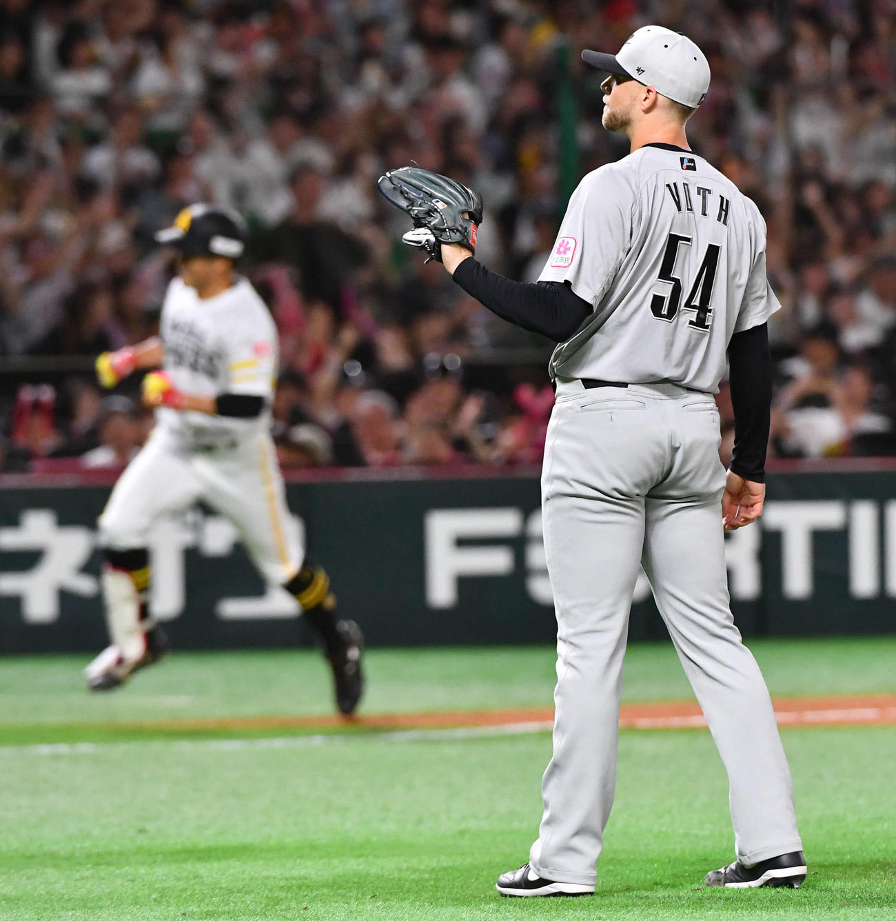 ソフトバンク対ロッテ　3回裏ソフトバンク2死、一、二塁、山本（左）に逆転の左越え3点本塁打を打たれたボス（撮影・岩下翔太）