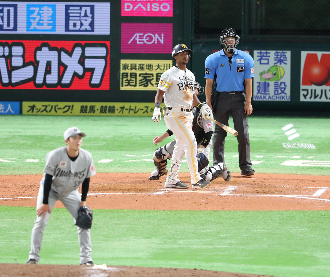 ソフトバンク対ロッテ　7回裏ソフトバンク無死一塁、ダウンズは左越えに2点本塁打を放つ（撮影・梅根麻紀）