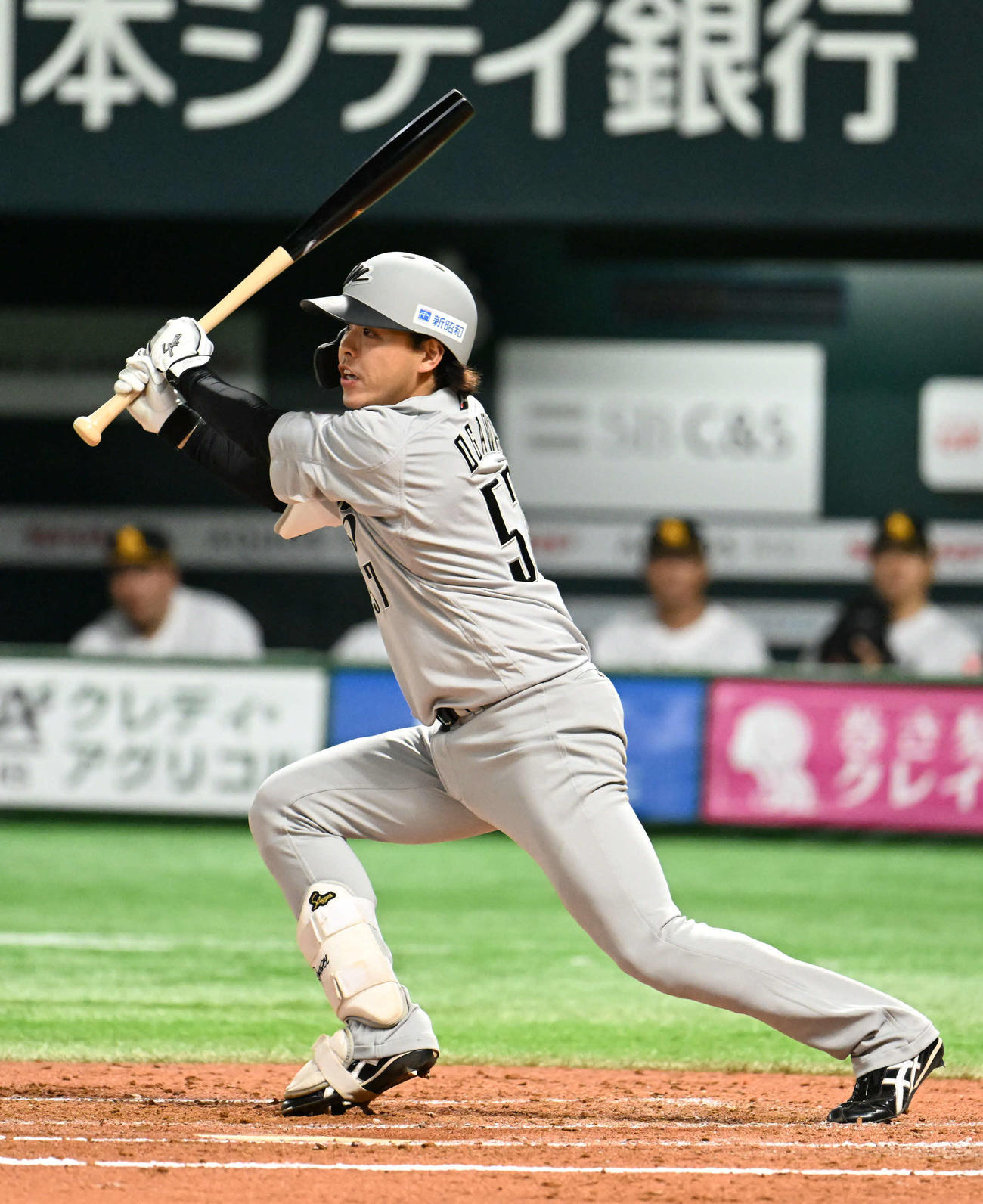 ソフトバンク対ロッテ　2回表ロッテ1死二塁、小川は中前安打を放つ（撮影・林敢治）