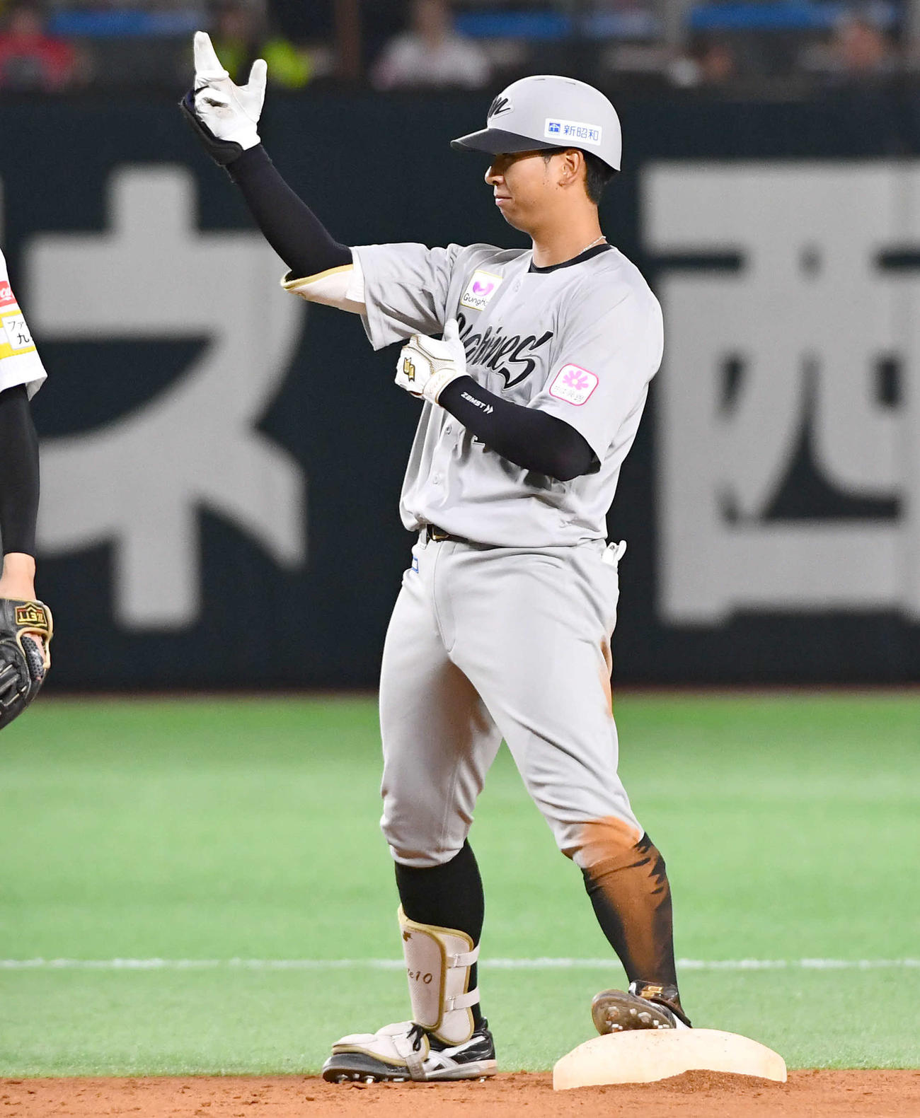ソフトバンク対ロッテ　2回表ロッテ1死二、三塁、先制の2点適時右二塁打を放ち、ベンチに向かってポーズを決める上田（撮影・岩下翔太）