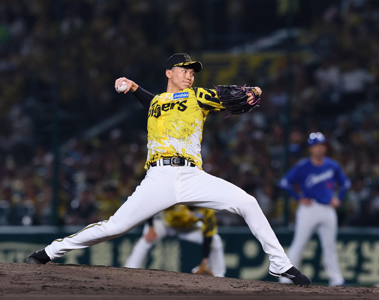 阪神対中日　8回、3番手で登板した阪神湯浅（撮影・藤尾明華）