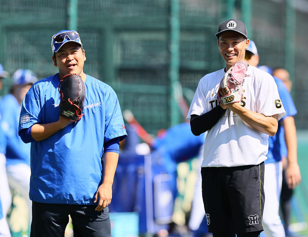 阪神対中日　話しをする中日福（左）と阪神湯浅（撮影・藤尾明華）