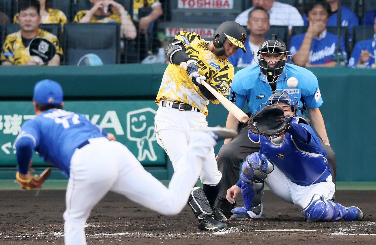 阪神対中日　2回裏阪神無死、島田は左前打を放つ。投手柳（撮影・加藤哉）