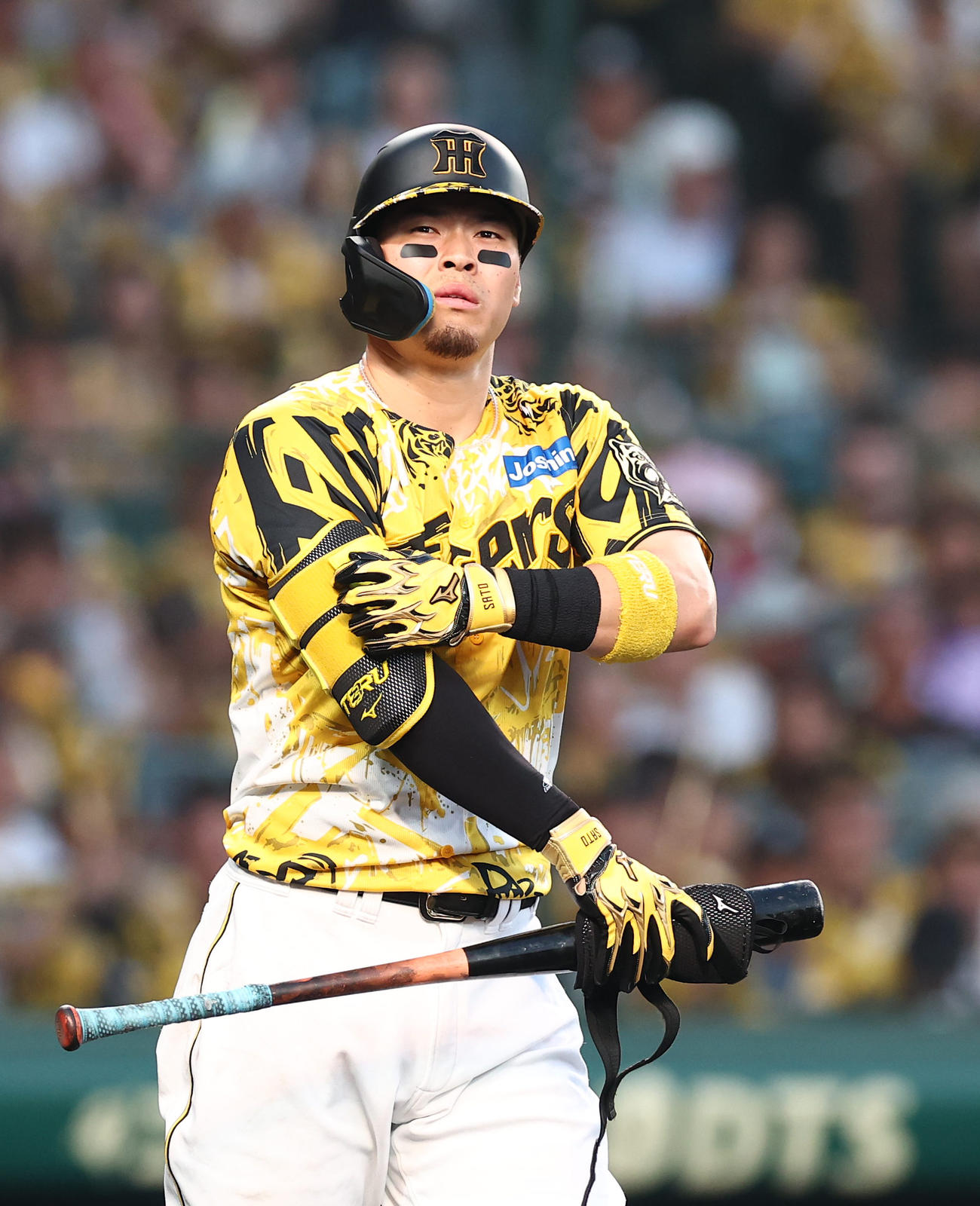 阪神対中日　3回裏阪神2死、佐藤輝は四球を選ぶ（撮影・上田博志）