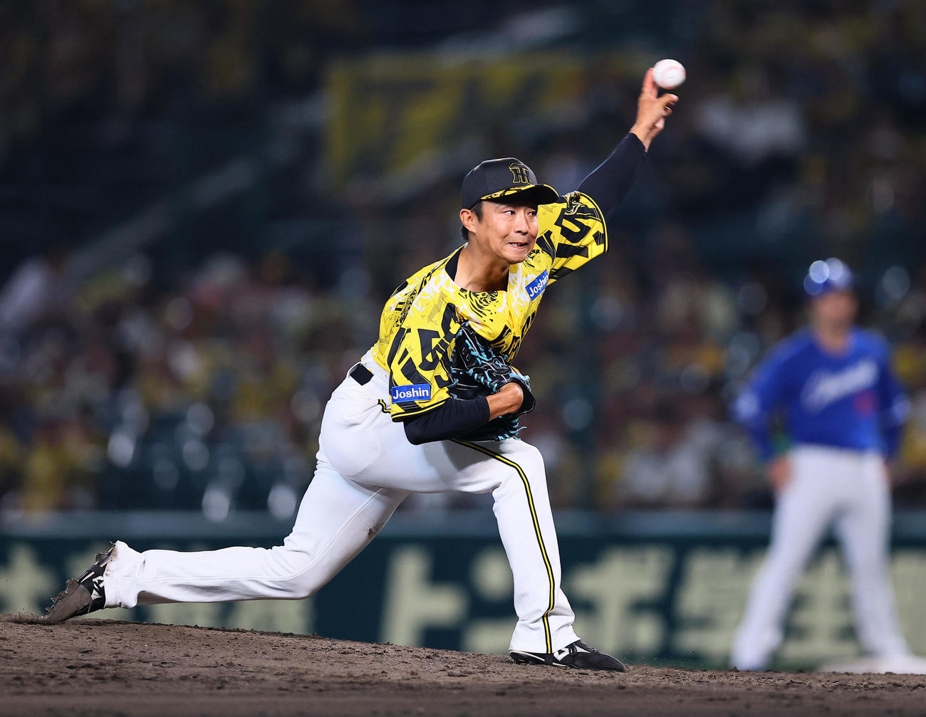 阪神対中日　11回、6番手で登板した阪神島本（撮影・藤尾明華）