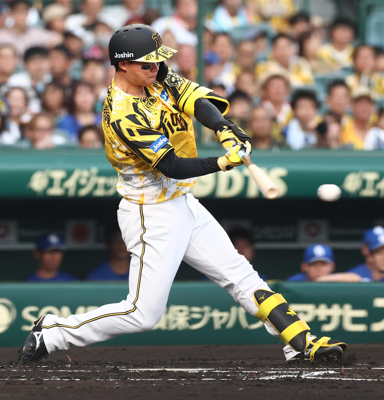 阪神対中日　1回裏阪神2死、森下は左前打を放つ（撮影・上田博志）