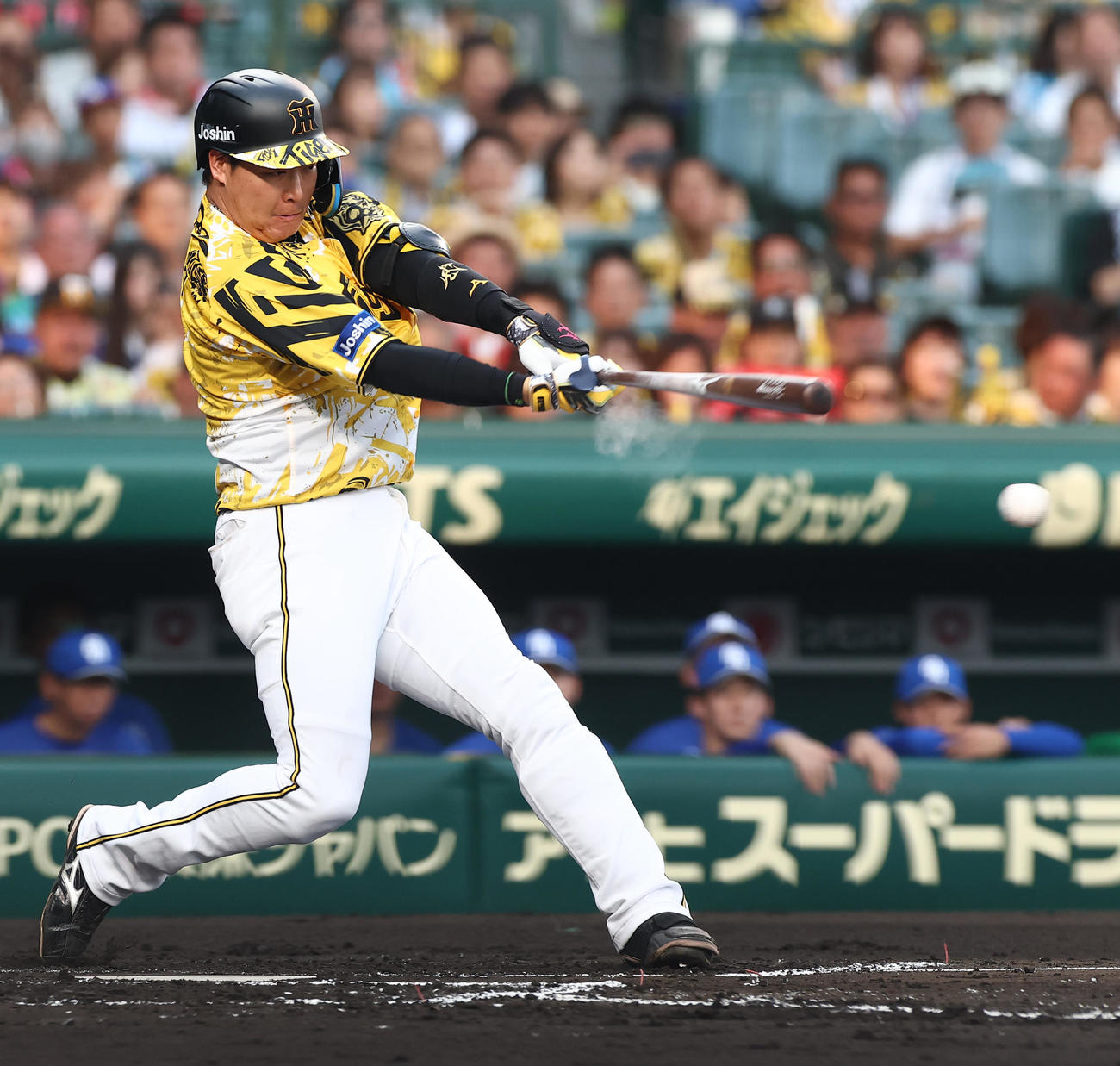 阪神対中日　1回裏阪神2死一、二塁、大山は先制適時二塁打を放つ（撮影・上田博志）