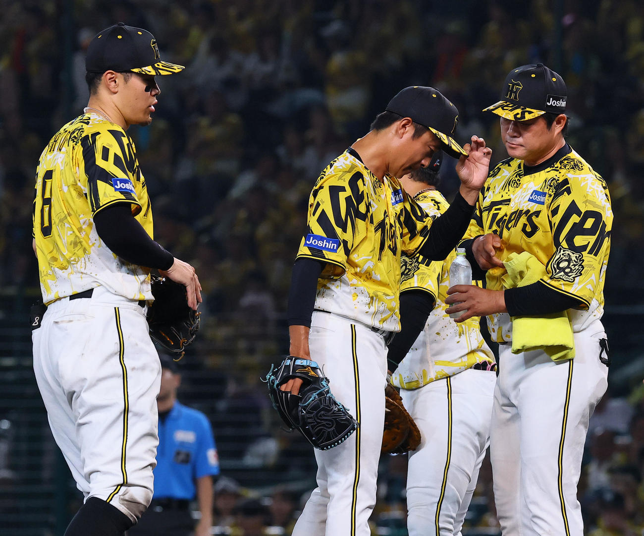 阪神対中日　11回表中日1死二塁からボスラーに勝ち越し適時二塁打を許した島本（中央）（撮影・藤尾明華）