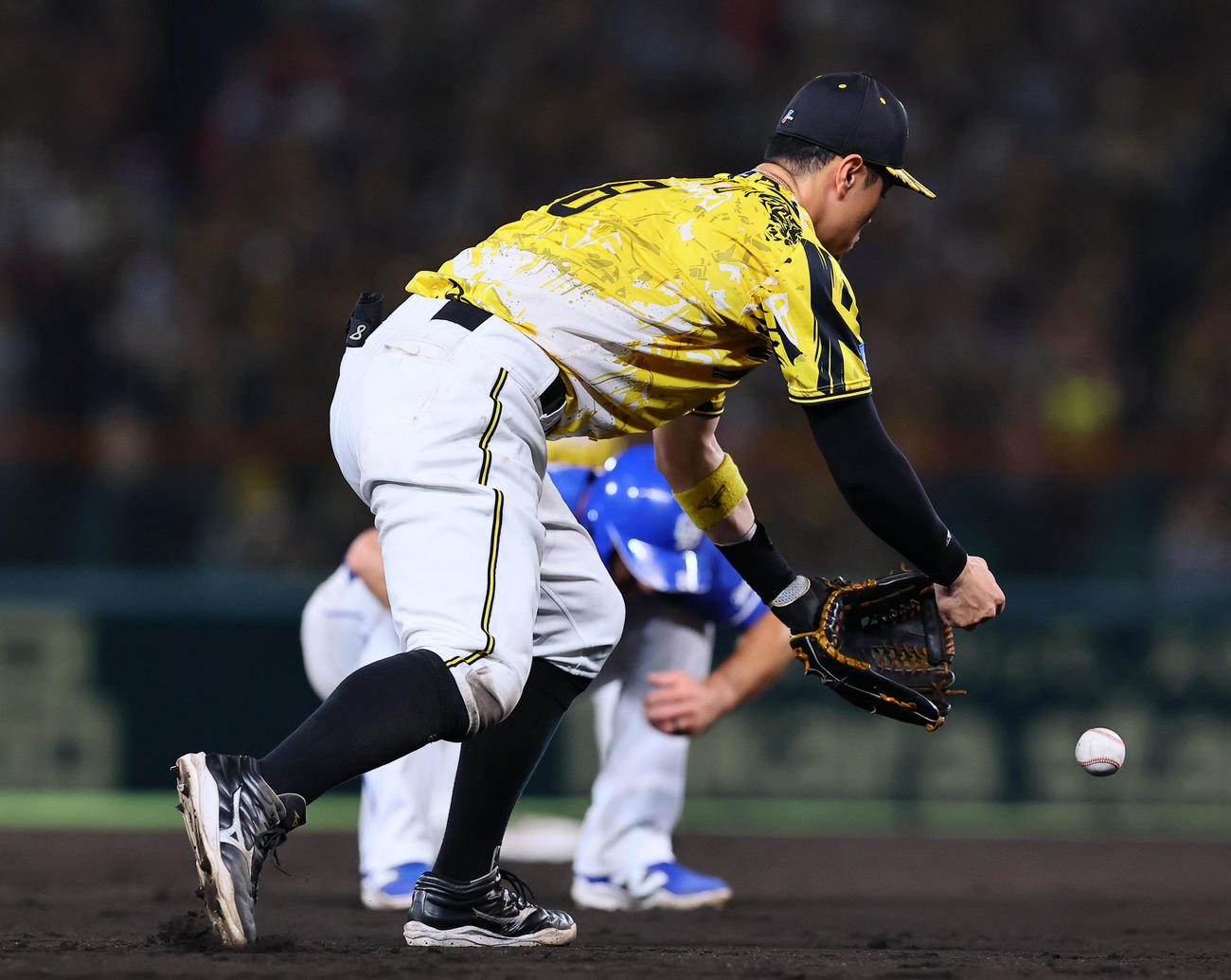 阪神対中日　11回表中日1死二塁、山本の三ゴロで打球をはじく佐藤輝（撮影・藤尾明華）