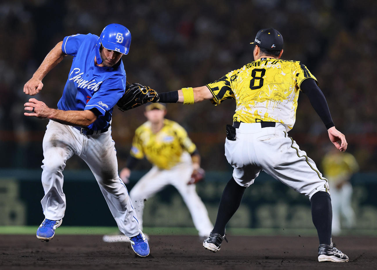 阪神対中日　11回表中日1死二塁、山本の三ゴロでボスラーにタッチする佐藤輝（撮影・藤尾明華）