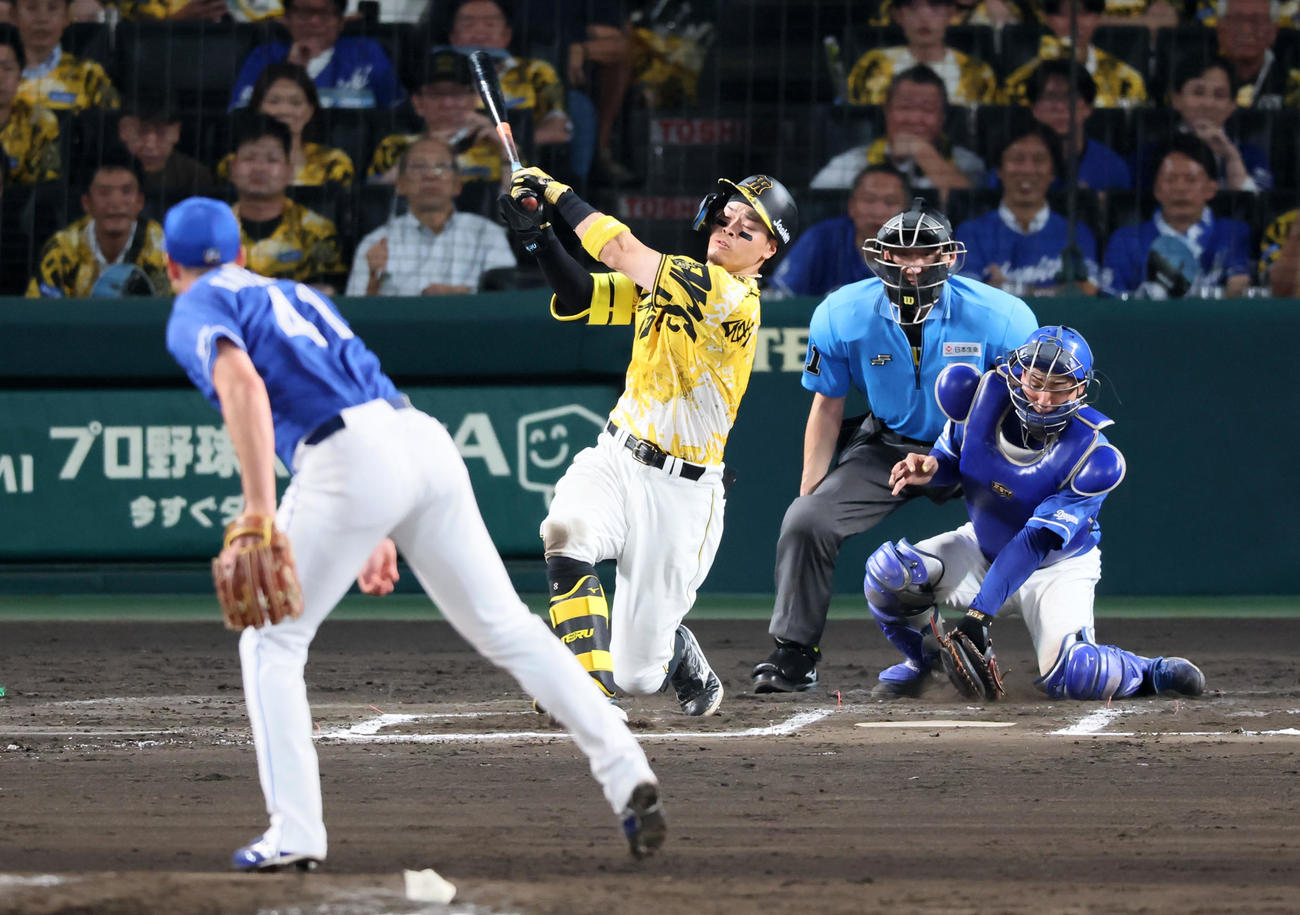 阪神対中日　10回裏阪神2死、三振に倒れる佐藤輝。投手勝野（撮影・加藤哉）