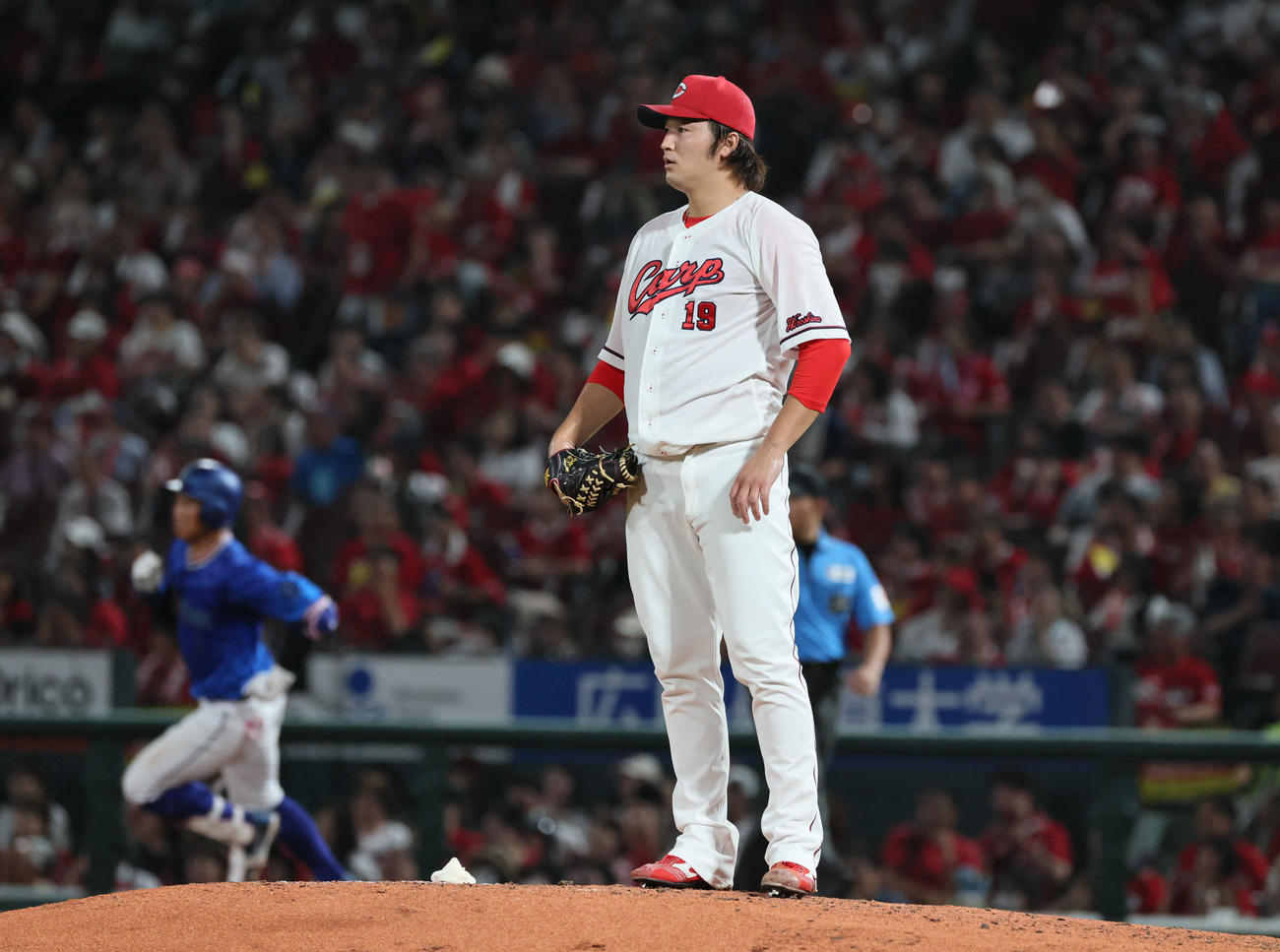 広島対DeNA 8回表DeNA1死、桑原に先制左越え本塁打を浴びた床田（撮影・加藤孝規）