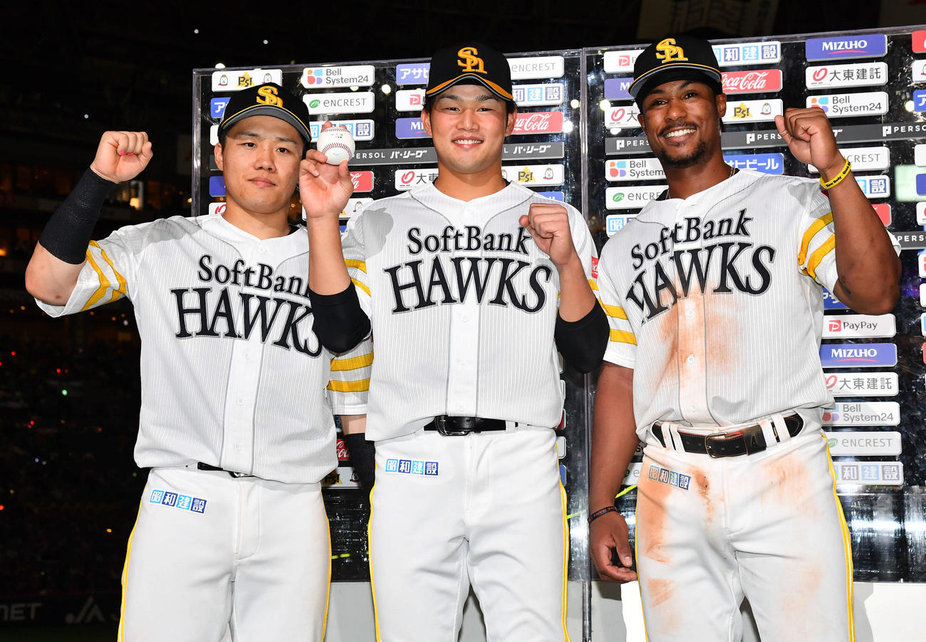 ソフトバンク対ロッテ　ロッテに勝利し、プロ初本塁打の記念球を手に笑顔を見せる山本（中央）。左はガッツポーズする海野、右はダウンズ（撮影・岩下翔太）