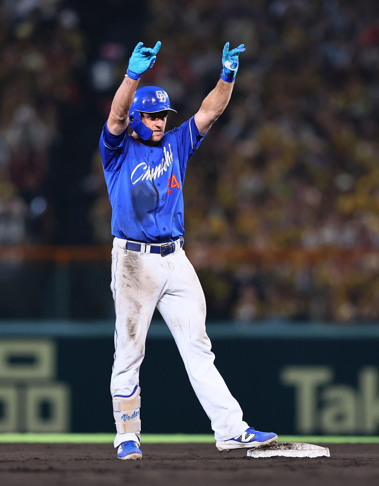 阪神対中日　11回表中日1死二塁、ボスラーは左中間に勝ち越しの適時二塁打を放ちポーズをとる（撮影・藤尾明華）