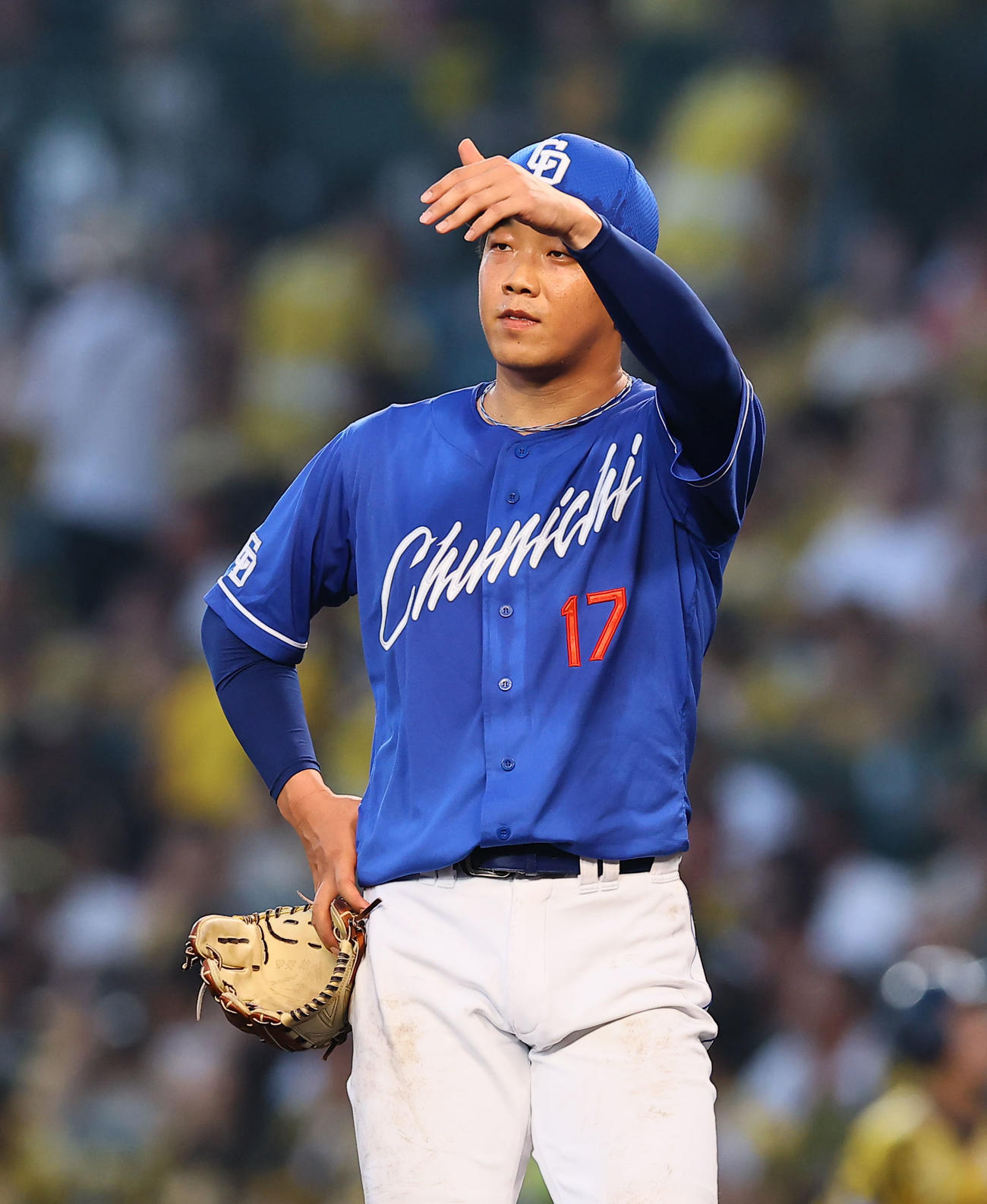 阪神対中日　3回を終え、ベンチに戻りながら岡林を呼ぶ中日柳（撮影・藤尾明華）