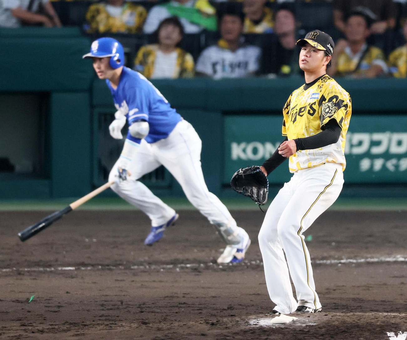 阪神対中日　4回表中日1死満塁、高橋は山本に右前適時打を打たれて逆転を許す（撮影・加藤哉）