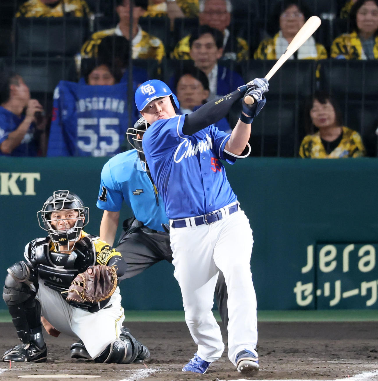 阪神対中日　11回表中日1死、細川は中越え二塁打を放つ。投手島本（撮影・加藤哉）
