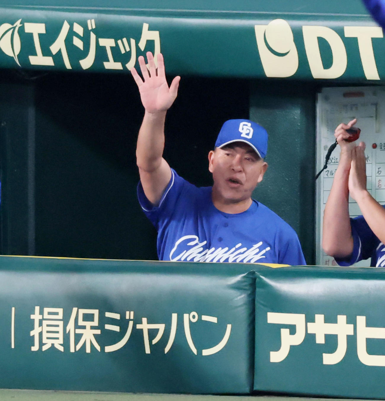 阪神対中日　11回表中日1死二塁、ボスラーの中越え勝ち越し適時二塁打にベンチで手を挙げる井上監督（撮影・加藤哉）