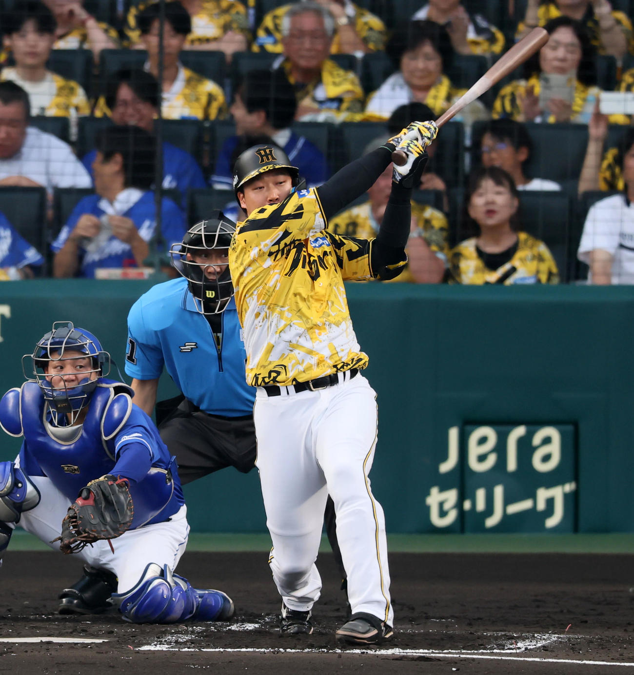 阪神対中日　1回裏阪神2死一、二塁、大山は左越え適時二塁打を放つ（撮影・加藤哉）