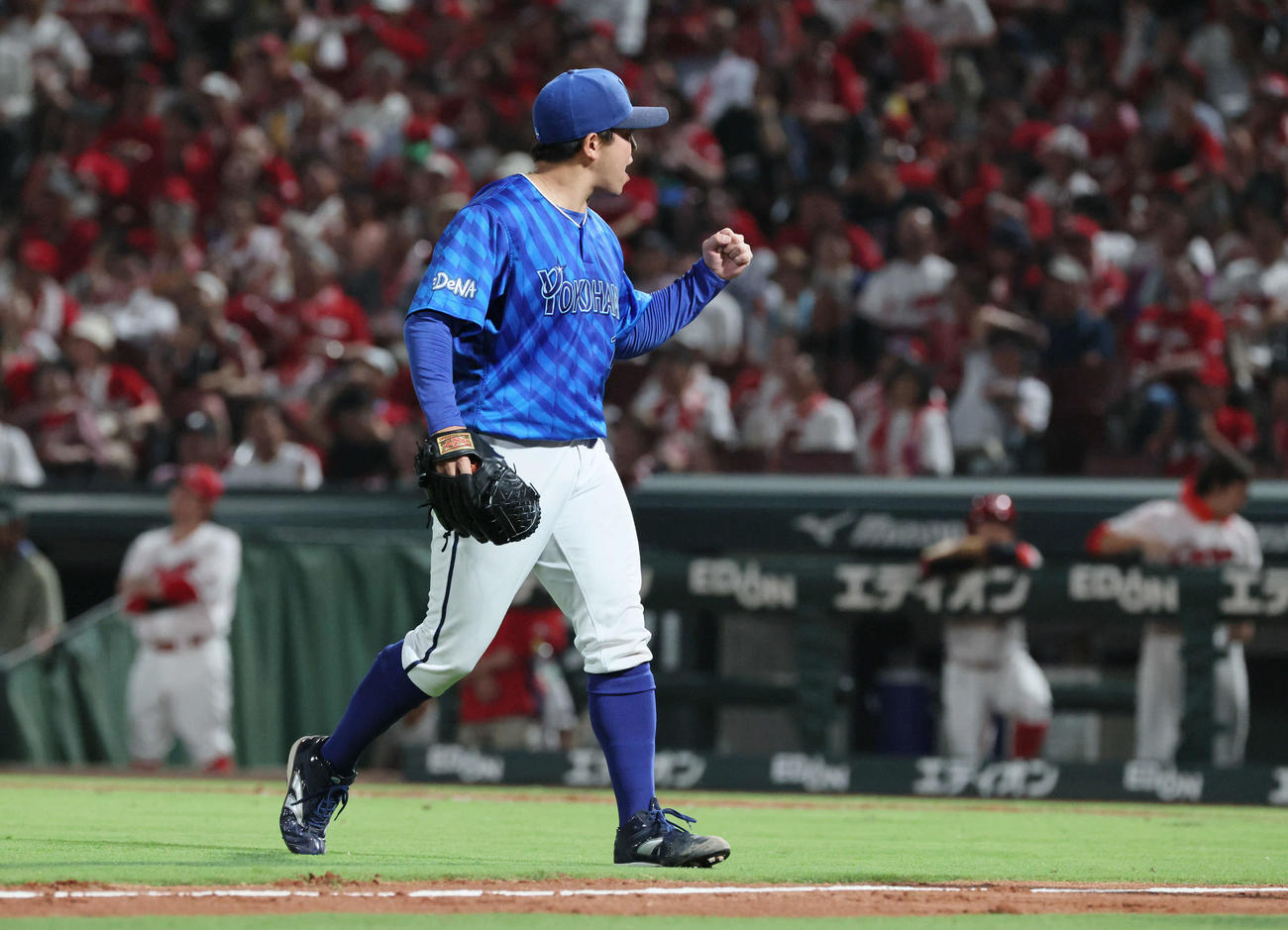 広島対DeNA 8回裏広島2死満塁、菊池をセカンド内野フライに打ち取り、ガッツポーズの東（撮影・加藤孝規）