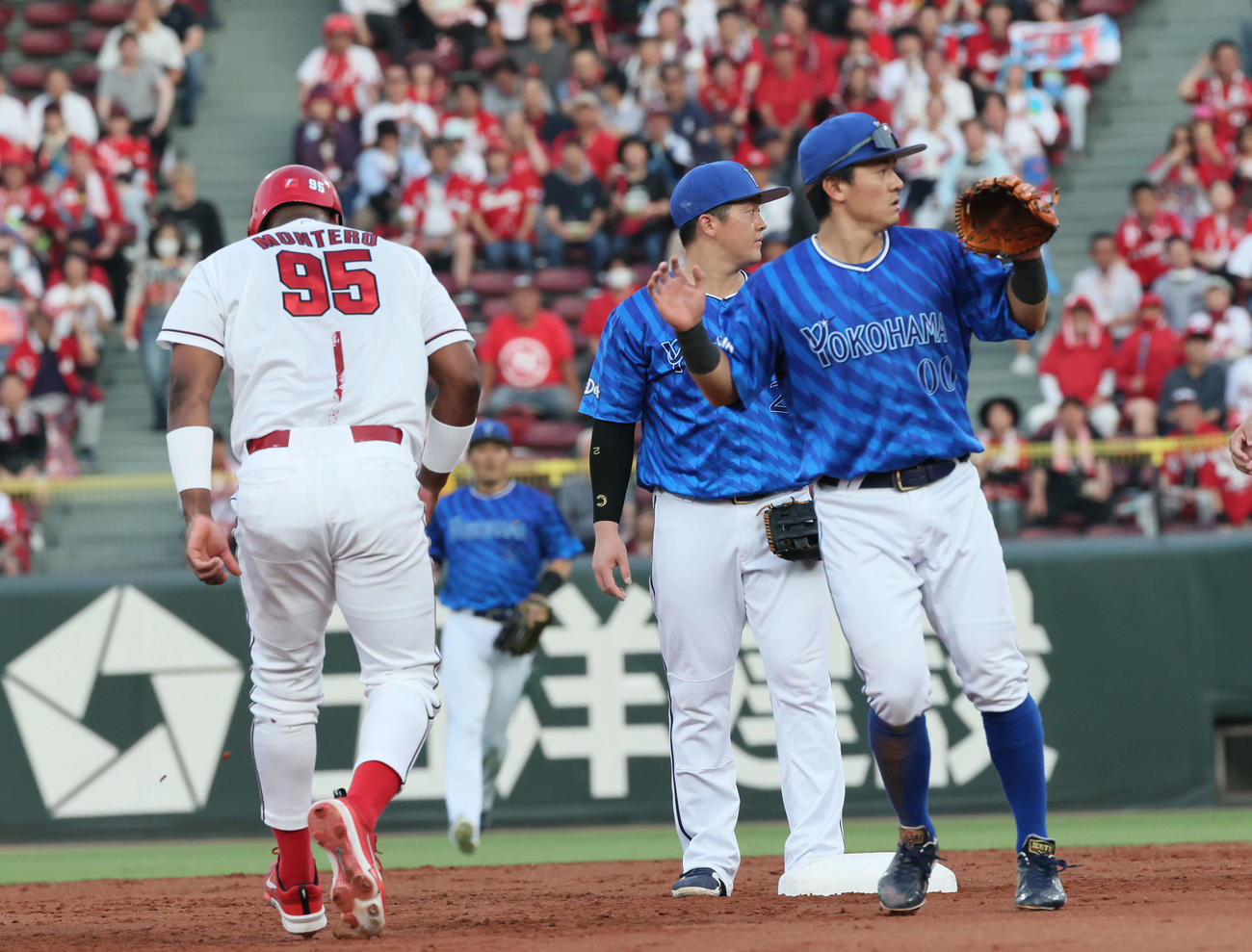 広島対DeNA 3回裏広島無死二塁、二俣の投ゴロで、飛び出した二走のモンテロを追いかけ、アウトにする東（右）（撮影・加藤孝規）