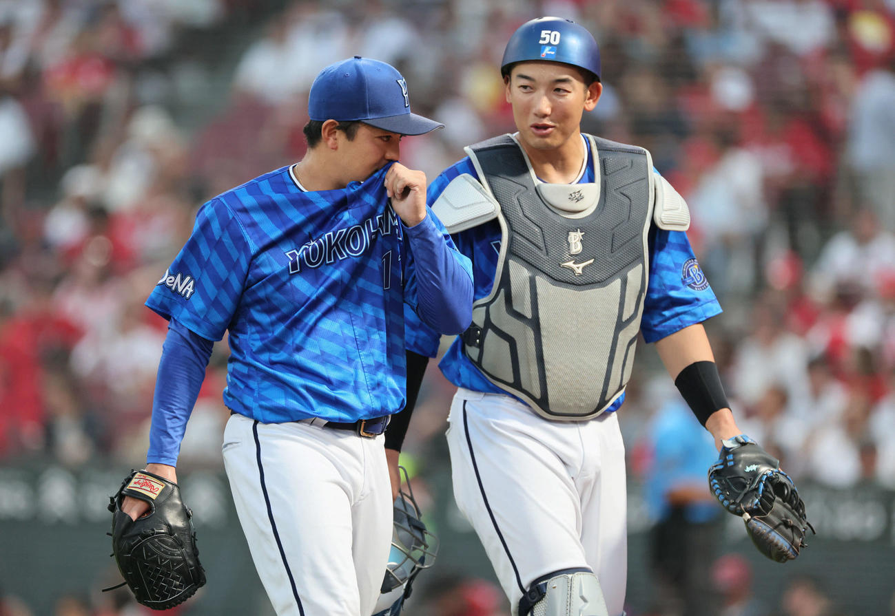 広島対DeNA 5回裏の投球を終え、山本（右）とベンチに戻る東（撮影・加藤孝規）