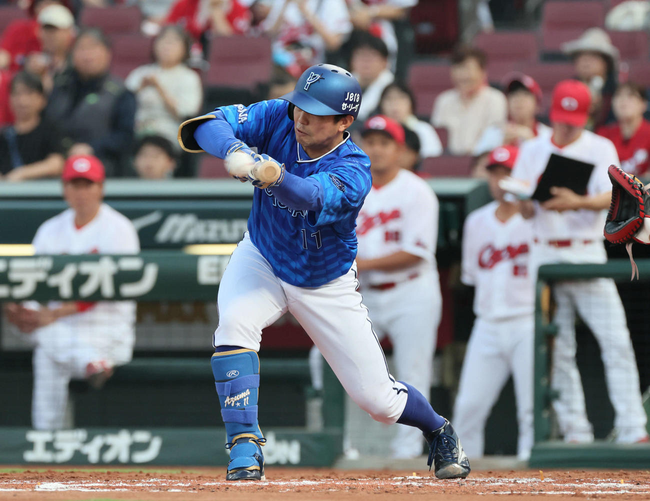 広島対DeNA 3回表DeNA1死一塁、送りバントを決める東（撮影・加藤孝規）