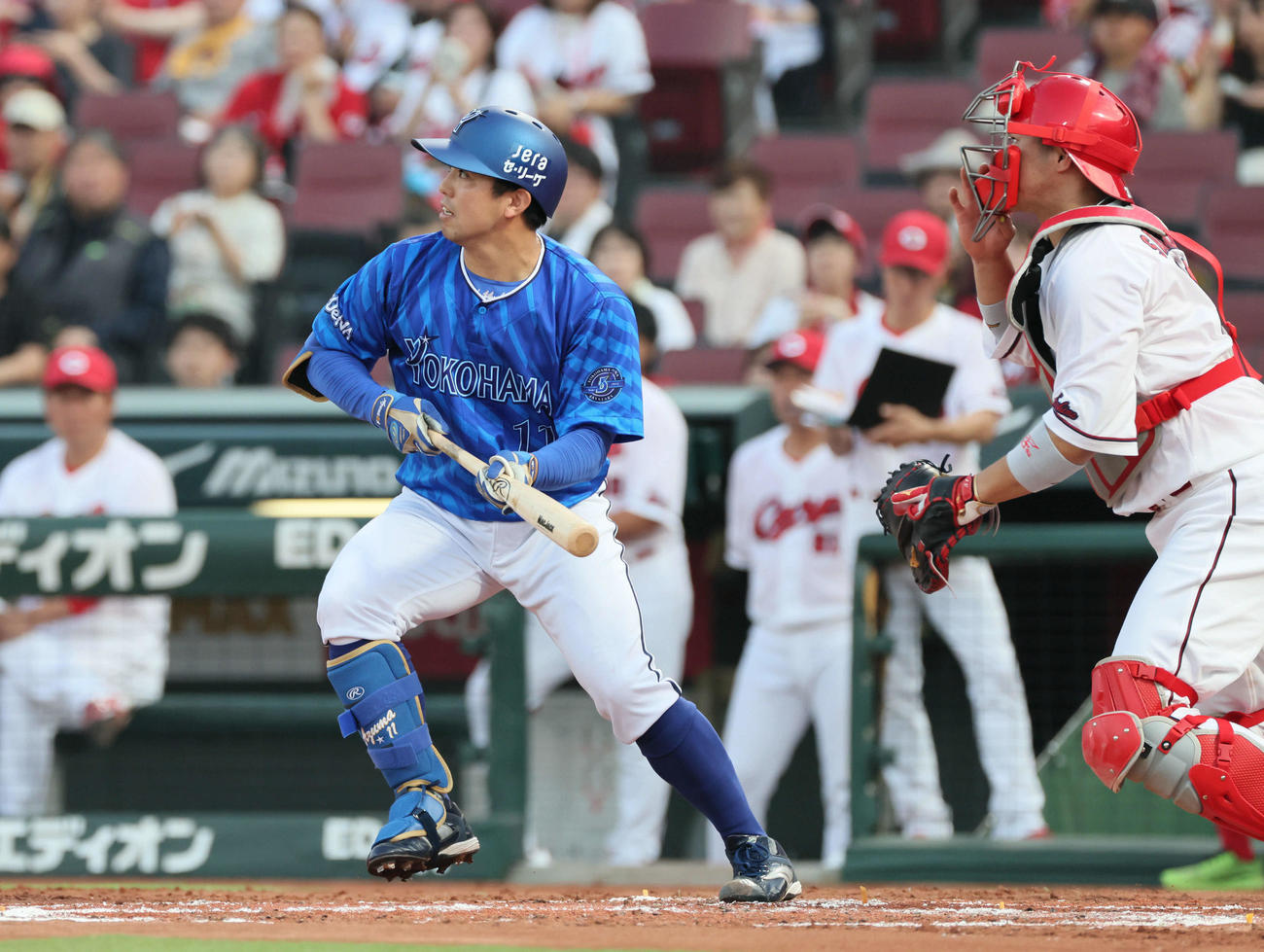 広島対DeNA 3回表DeNA1死一塁、送りバントを決める東（撮影・加藤孝規）