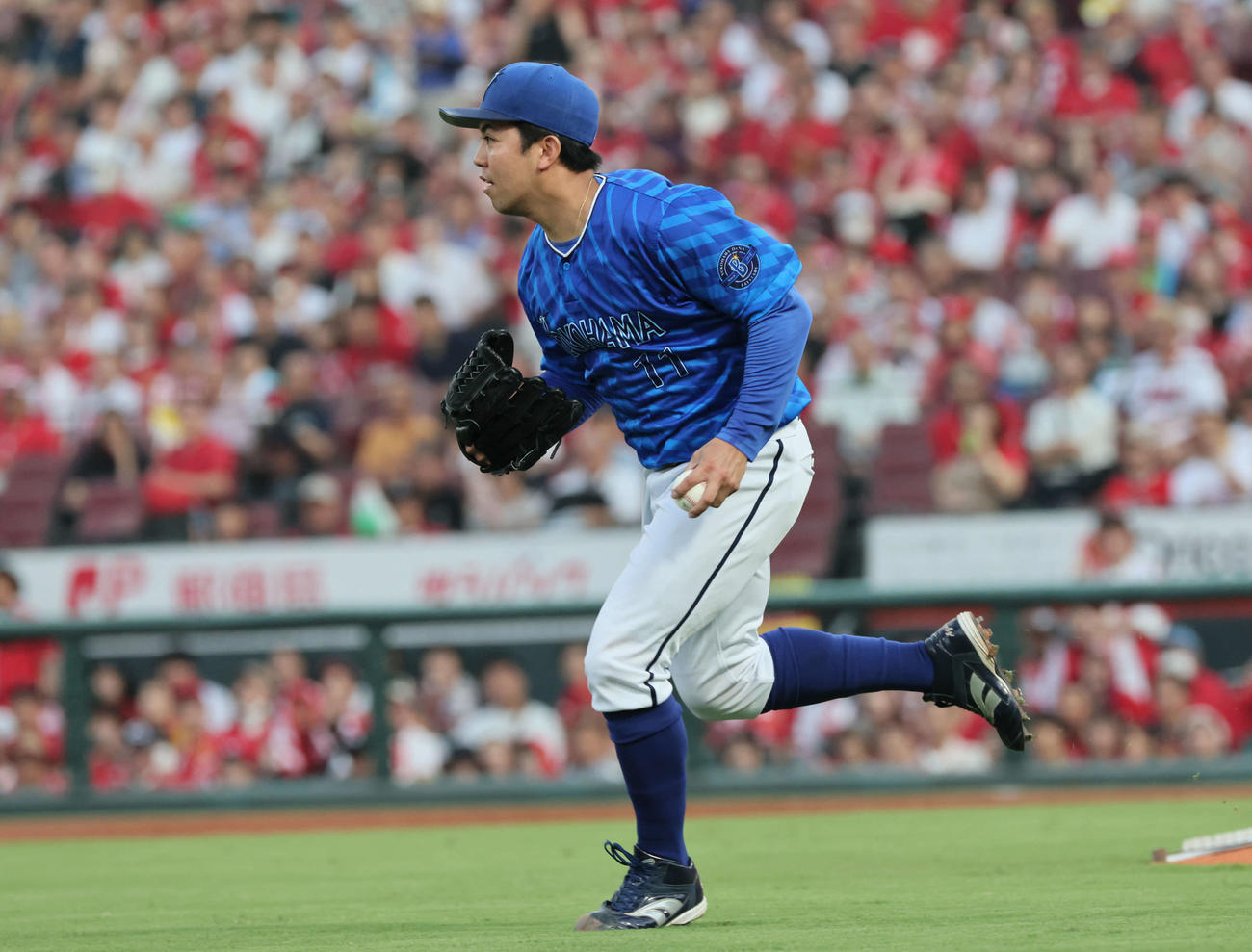 広島対DeNA 3回裏広島無死二塁、二俣の投ゴロで、飛び出した二走のモンテロを追いかけ、アウトにする東（撮影・加藤孝規）
