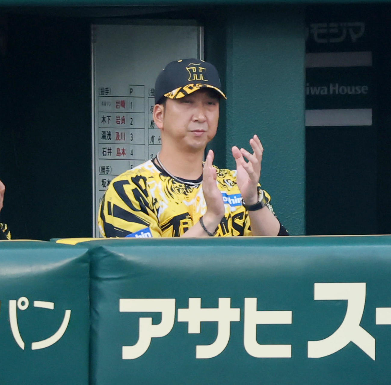 阪神対中日　1回裏阪神2死一、二塁、大山の左越え適時二塁打に拍手を送る藤川監督（撮影・加藤哉）