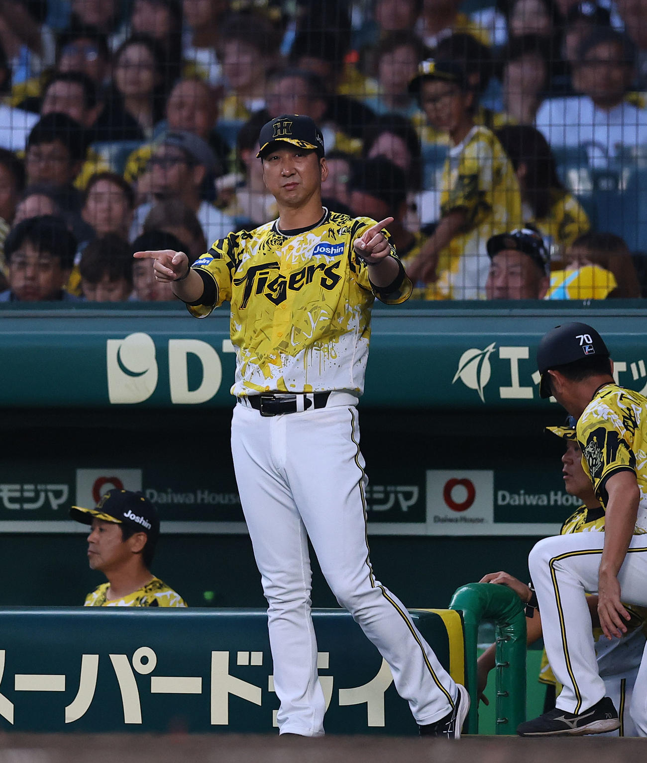 阪神対中日　4回表中日無死一、二塁、ボスラーの一ゴロで、判定にリクエストする藤川監督（撮影・藤尾明華）