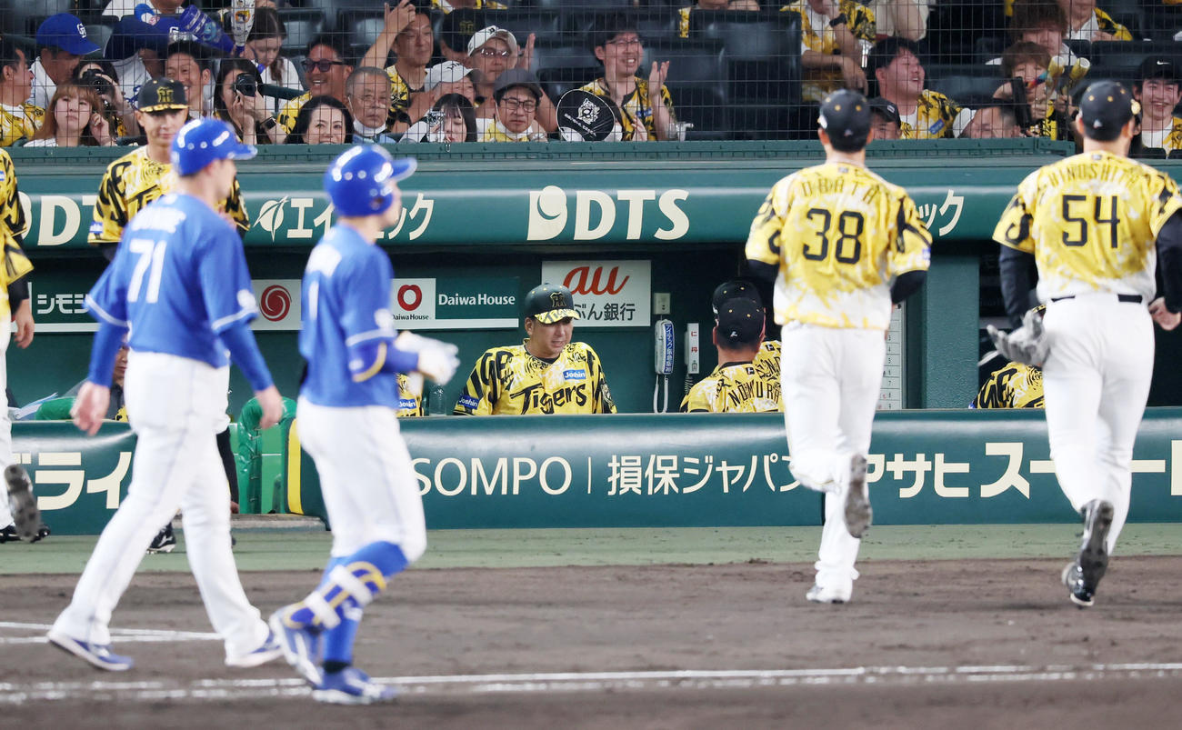 阪神対中日　7回表を終えベンチから移動する藤川監督（撮影・加藤哉）