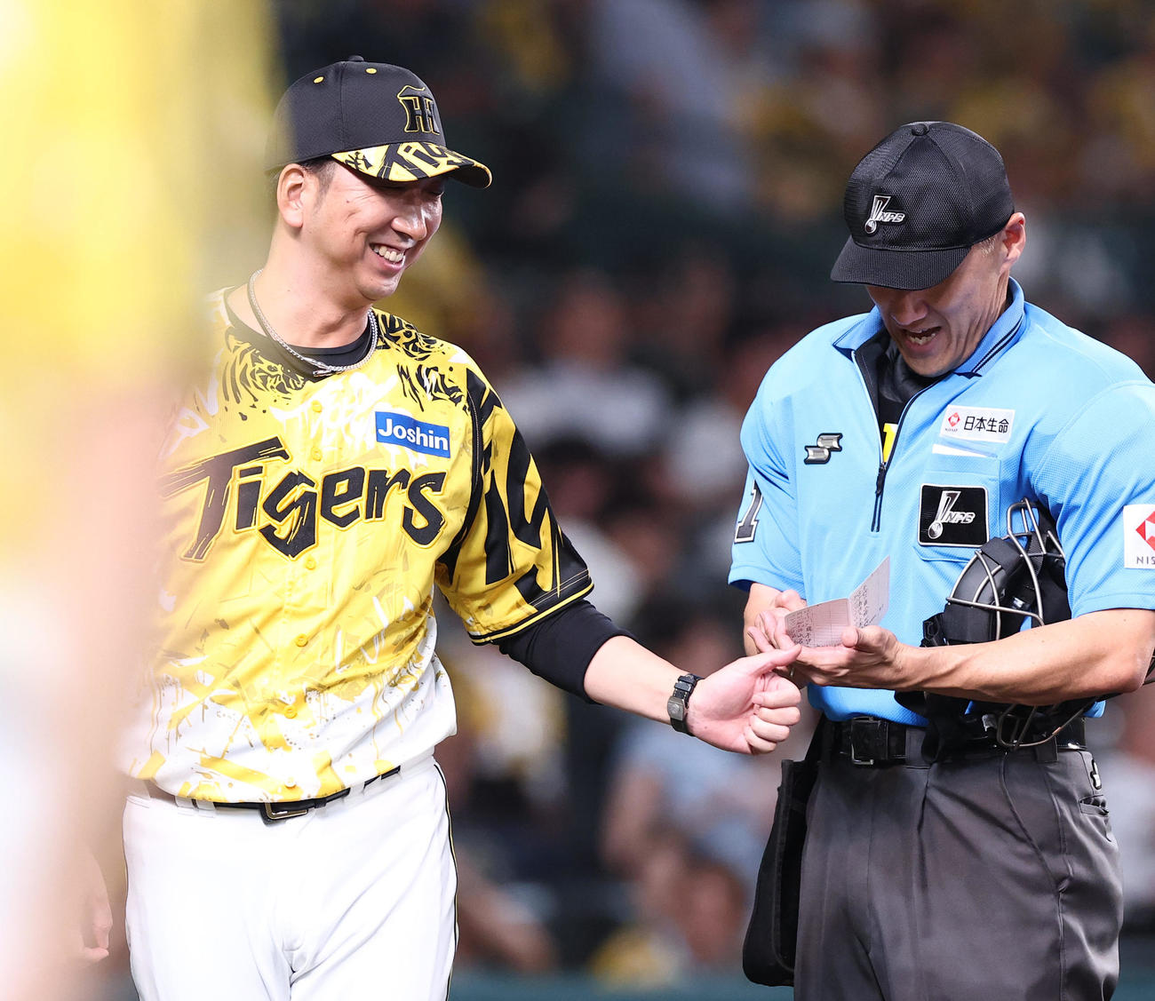 阪神対中日　選手交代を告げる藤川監督（撮影・上田博志）