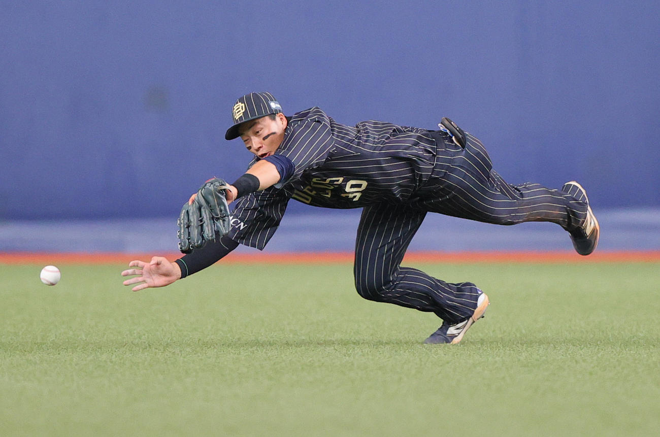 オリックス対楽天　3回表楽天無死、中堅手広岡は堀内謙伍の打球を追うが中二塁打となる（撮影・上山淳一）