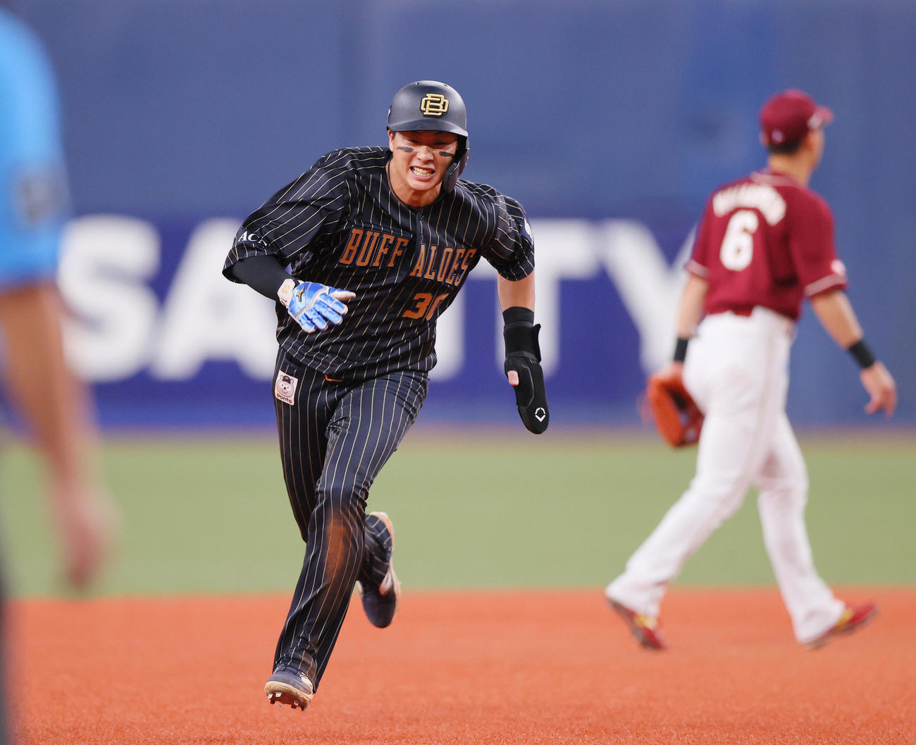 オリックス対楽天　3回裏オリックス無死一塁、一走広岡は宗の左二塁打で三塁に向かう（撮影・上山淳一）
