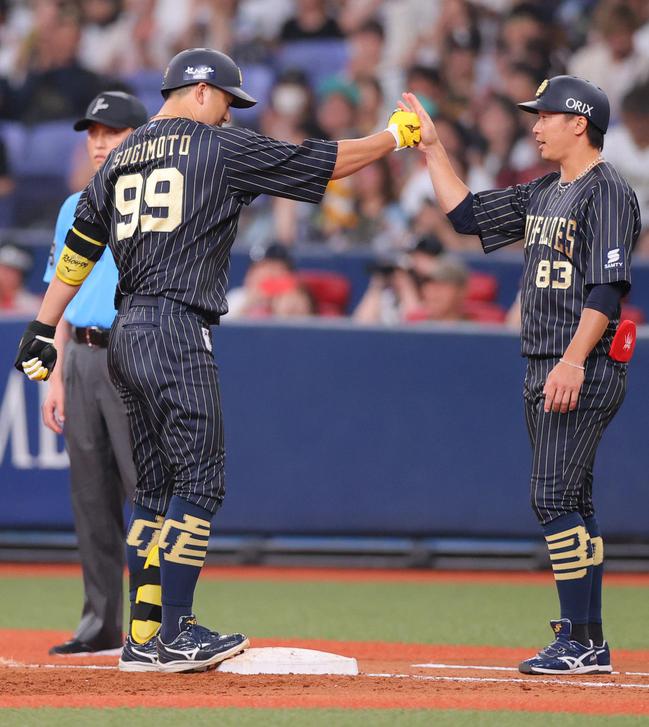 オリックス対楽天　3回裏オリックス無死一、三塁、杉本（左）は左前適時打を放ち安達打撃コーチとタッチをかわす（撮影・上山淳一）
