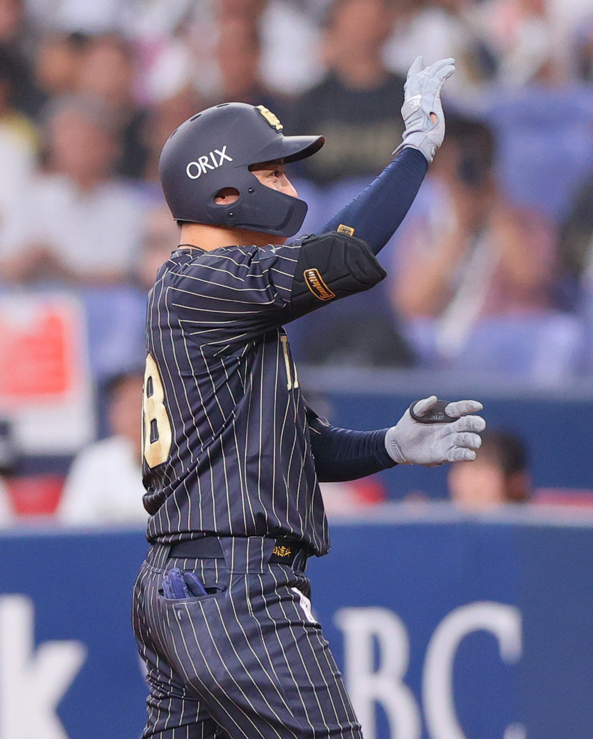 オリックス対楽天　3回裏オリックス1死一、三塁、来田は右前適時打を放ちベンチに向かってポーズする撮影・上山淳一）
