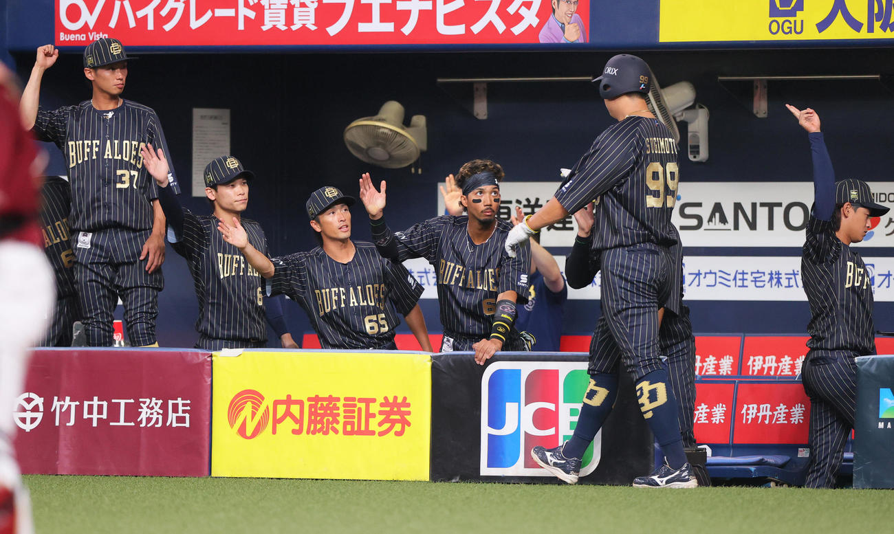 オリックス対楽天　3回裏オリックス1死一、三塁、三走（手前）は来田の右前適時打で生還し出迎えられる（撮影・上山淳一）
