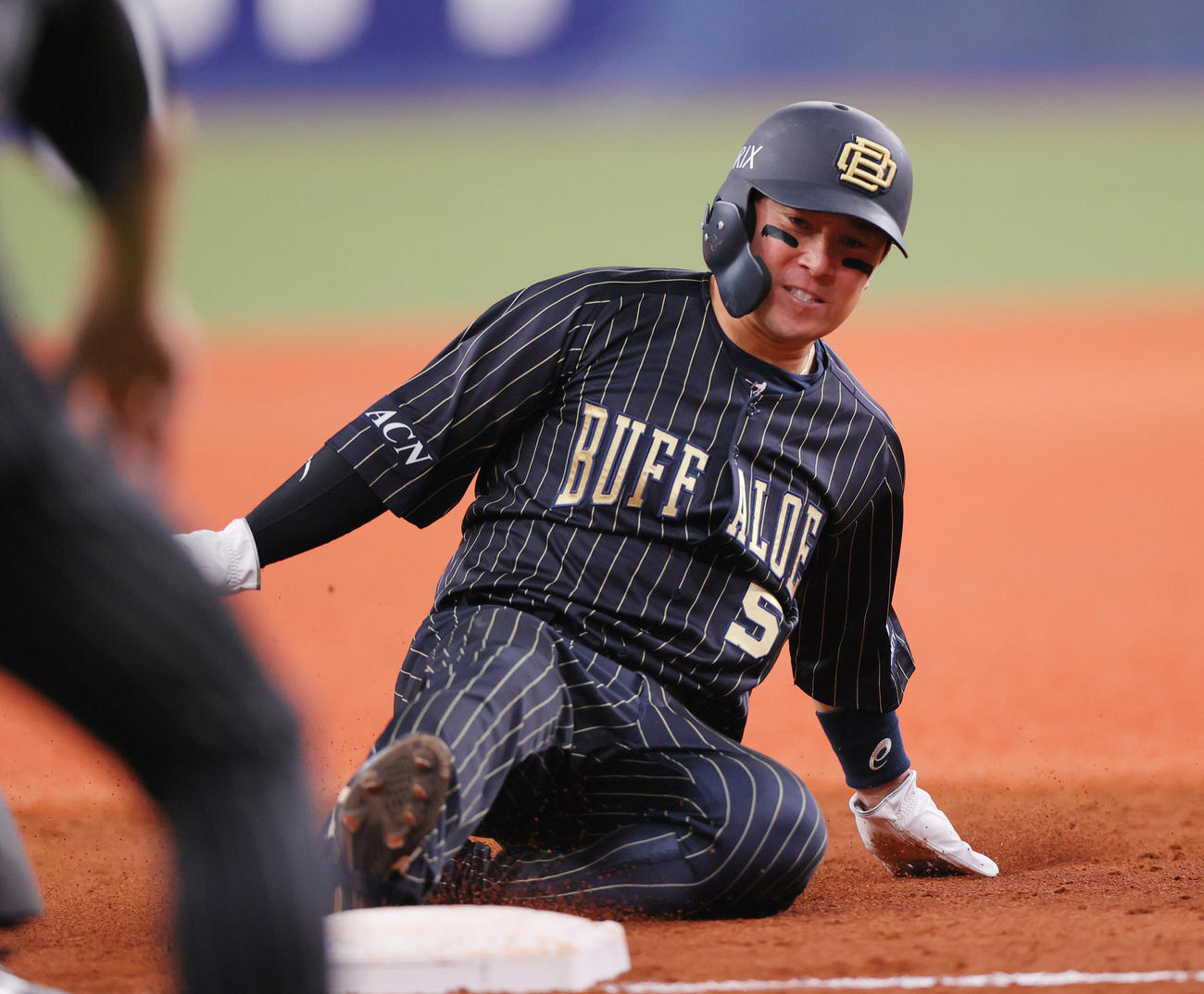 オリックス対楽天　5回裏オリックス1死一、二塁、二走西野は若月の中飛で三塁に向かう（撮影・上山淳一）