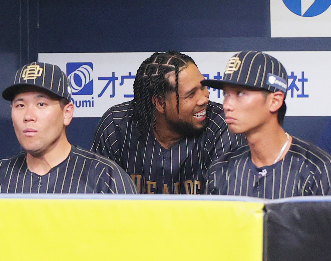 オリックス対楽天　5回裏、エスピノーザ（中央）はベンチで笑顔を見せる（撮影・上山淳一）