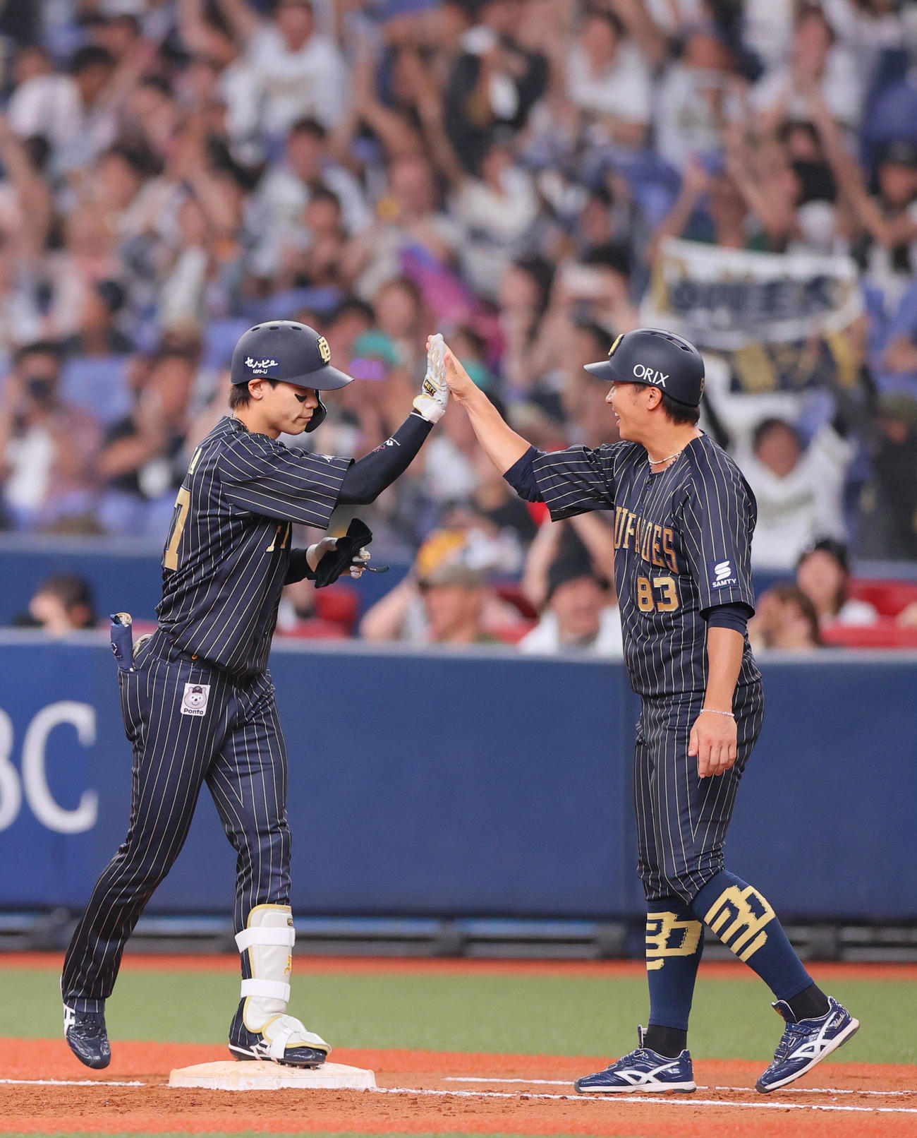 オリックス対楽天　8回裏オリックス2死満塁、代打中川（左）は中2点適時打を放つ（撮影・上山淳一）