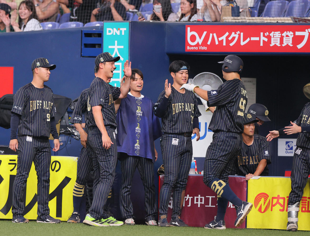 オリックス対楽天　8回裏オリックス2死満塁、代打中川の中2点適時打で生還し祝福を受ける杉本（右）（撮影・上山淳一）