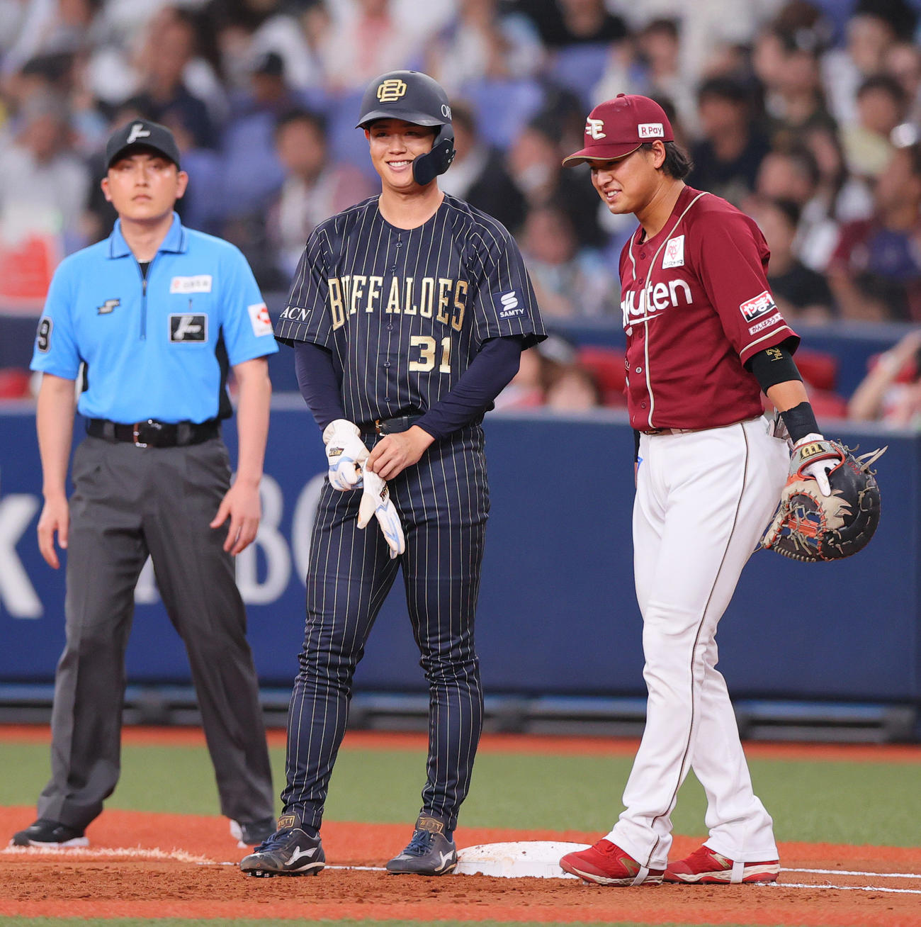 オリックス対楽天　1回裏オリックス2死一塁、一塁手黒川史右）と笑顔で話す一走太田（撮影・上山淳一）