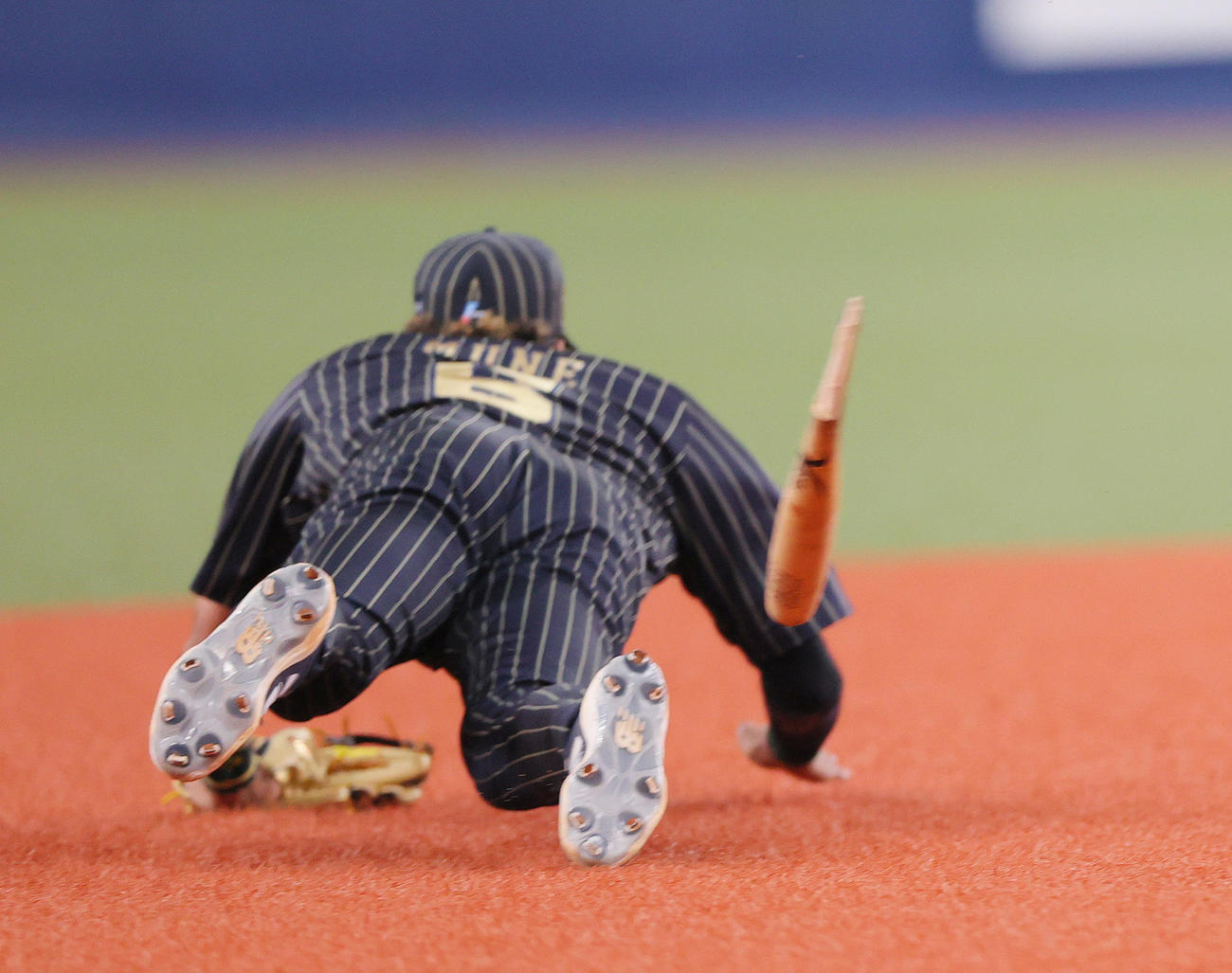 オリックス対楽天　2回表楽天1死、三塁手宗にフランコの遊内野安打で折れたバットが襲う（撮影・上山淳一）