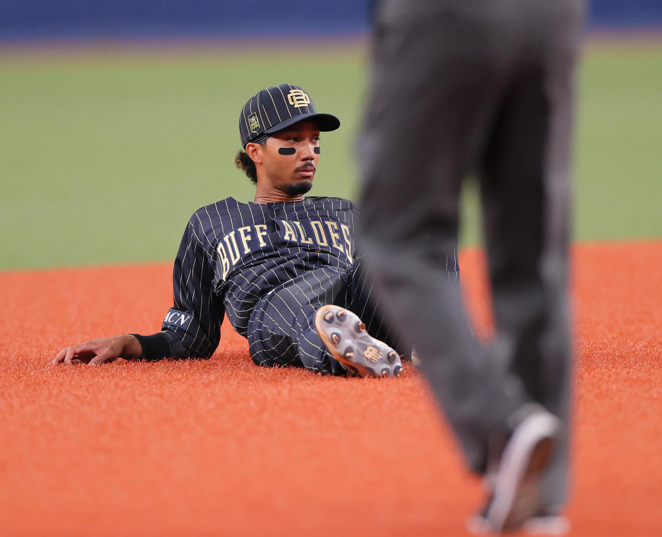 オリックス対楽天　2回表楽天1死、三塁手宗にフランコの遊内野安打で折れたバットが襲う（撮影・上山淳一）