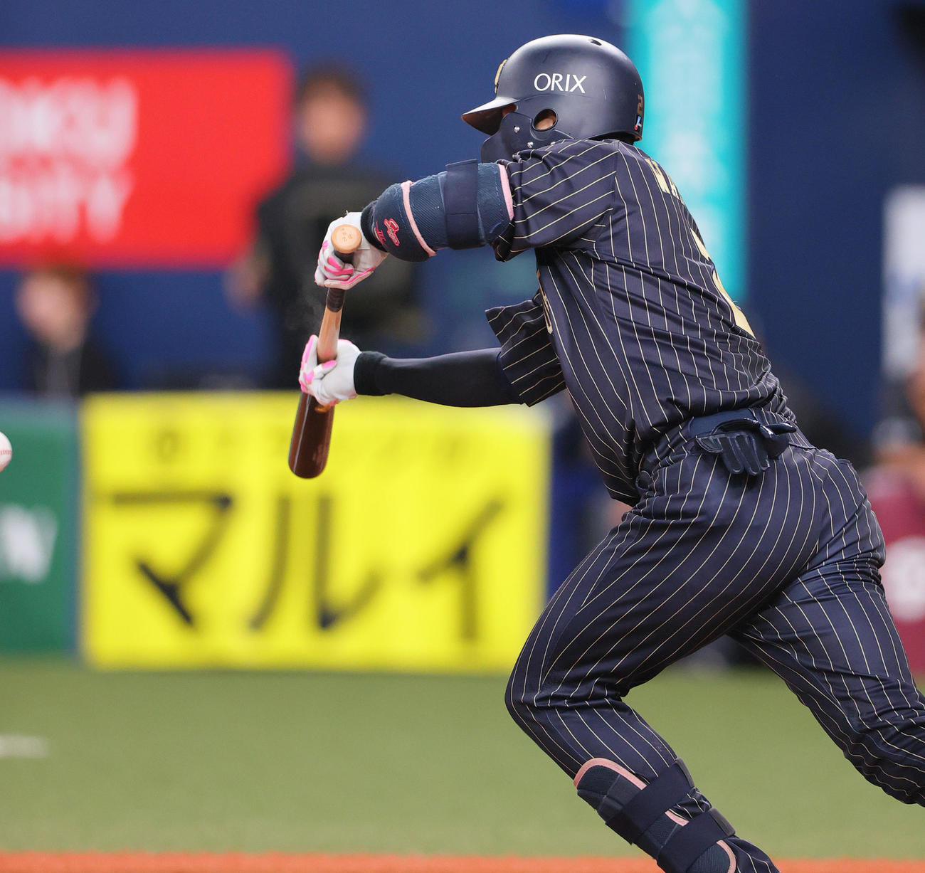オリックス対楽天　2回裏オリックス2死、セーフティバントを決める若月（撮影・上山淳一）