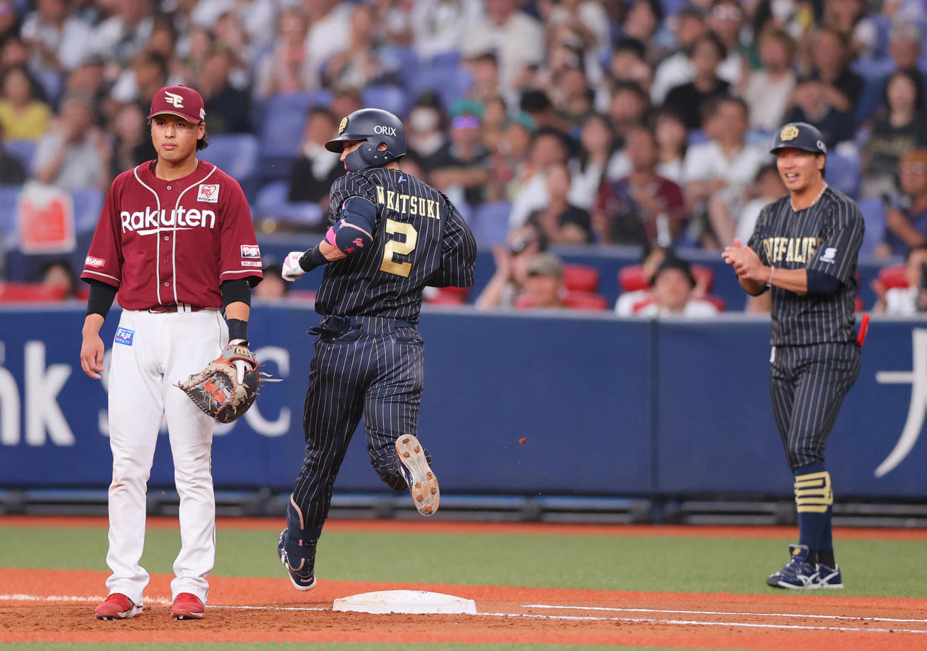 オリックス対楽天　2回裏オリックス2死、セーフティバントを決める若月（撮影・上山淳一）