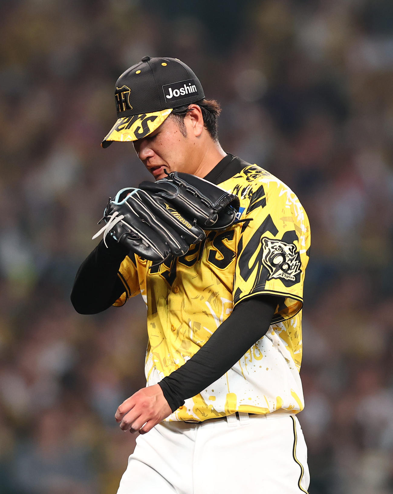 阪神対中日　4回、逆転を許した高橋は悔しそうな表情でベンチに引き揚げる（撮影・上田博志）