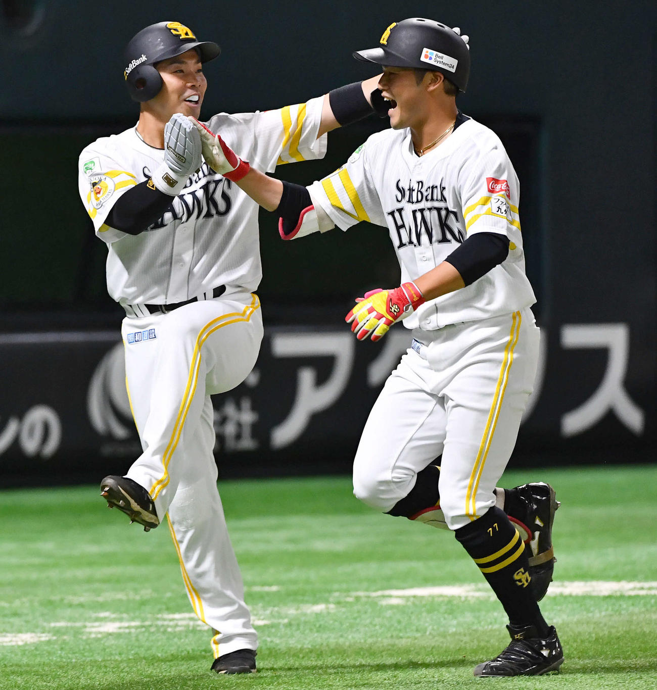ソフトバンク対ロッテ　3回裏ソフトバンク2死、一、二塁、プロ初の逆転左越え3点本塁打を放った山本（右）は近藤と笑顔でタッチする（撮影・岩下翔太）
