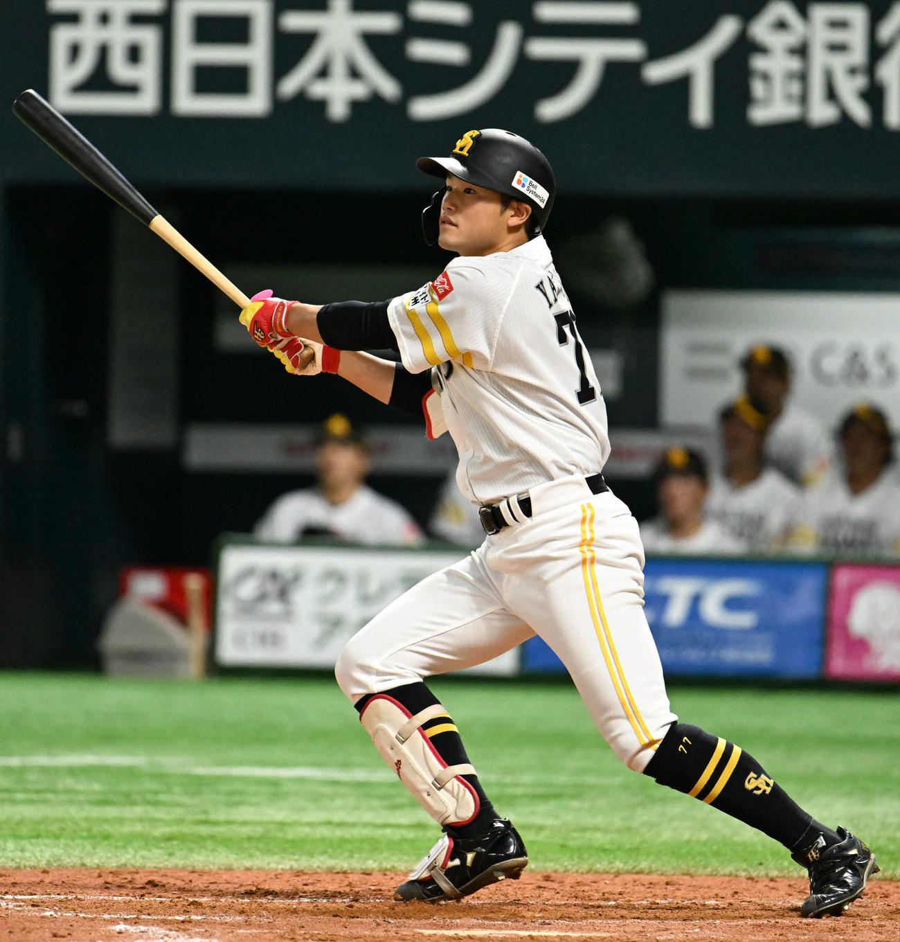 ソフトバンク対ロッテ　3回裏ソフトバンク2死一、二塁、山本はプロ初本塁打となる逆転の3点本塁打を放つ（撮影・林敢治）